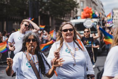 Londra / İngiltere - 02 / 07 / 2022: Londra LGBTQ Onur Yürüyüşünü kutlayan bayrakları ve sancakları olanlar