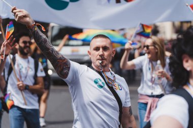 Londra / İngiltere - 02 / 07 / 2022: Londra LGBTQ Onur Yürüyüşünü kutlayan bayrakları ve sancakları olanlar