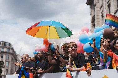 Londra / İngiltere - 02 / 07 / 2022: Londra LGBTQ Onur Yürüyüşünü kutlayan bayrakları ve sancakları olanlar