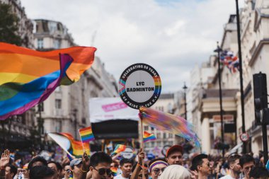 Londra / İngiltere - 02 / 07 / 2022: Londra LGBTQ Onur Yürüyüşünü kutlayan bayrakları ve sancakları olanlar