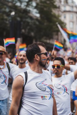 Londra / İngiltere - 02 / 07 / 2022: Londra LGBTQ Onur Yürüyüşünü kutlayan bayrakları ve sancakları olanlar