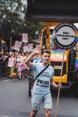 Londra / İngiltere - 02 / 07 / 2022: Londra LGBTQ Onur Yürüyüşünü kutlayan bayrakları ve sancakları olanlar