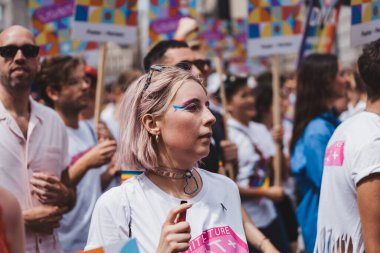 Londra / İngiltere - 02 / 07 / 2022: Londra LGBTQ Onur Yürüyüşünü kutlayan bayrakları ve sancakları olanlar