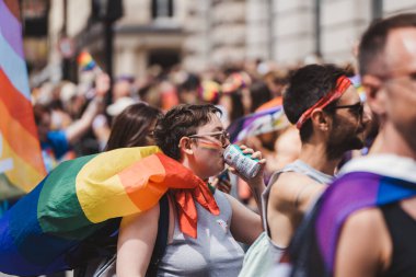 Londra / İngiltere - 02 / 07 / 2022: Londra LGBTQ Onur Yürüyüşünü kutlayan bayrakları ve sancakları olanlar