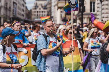 Londra / İngiltere - 02 / 07 / 2022: Londra LGBTQ Onur Yürüyüşünü kutlayan bayrakları ve sancakları olanlar