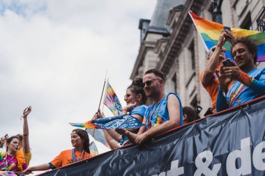 Londra / İngiltere - 02 / 07 / 2022: Londra LGBTQ Onur Yürüyüşünü kutlayan bayrakları ve sancakları olanlar