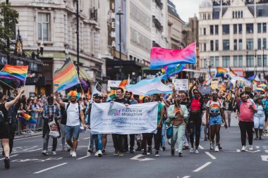 Londra / İngiltere - 02 / 07 / 2022: Londra LGBTQ Onur Yürüyüşünü kutlayan bayrakları ve sancakları olanlar