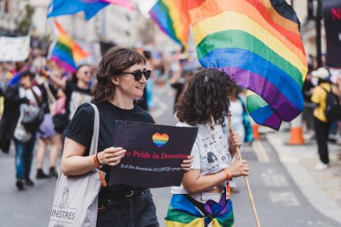 Londra / İngiltere - 02 / 07 / 2022: Londra LGBTQ Onur Yürüyüşünü kutlayan bayrakları ve sancakları olanlar