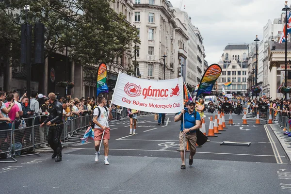 Londra / İngiltere - 02 / 07 / 2022: Gay Bisikletçiler Motosiklet Kulübü Londra LGBTQ Onur Yürüyüşünü Kutluyor