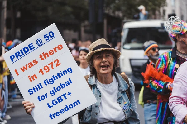 Londra / İngiltere - 02 / 07 / 2022: 1970 yılındaki Londra LGBTQ Onur Yürüyüşünü bayrak ve sancaklarla kutlayanlar