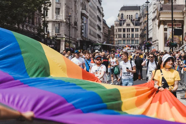 London 2022 People Huge Rainbow Flag Celebrating London Lgbtq Pride — Stockfoto