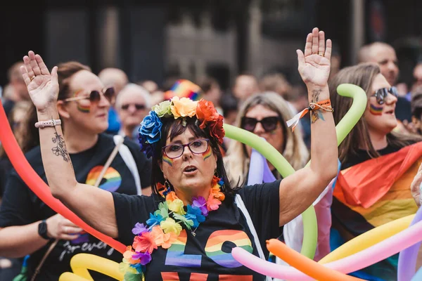 Londra / İngiltere - 02 / 07 / 2022: Tesco şirket çalışanları Londra LGBTQ Onur Yürüyüşünü kutluyor