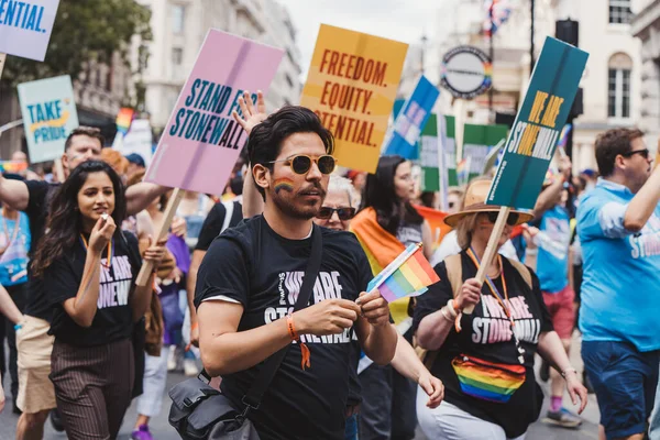 Londra / İngiltere - 02 / 07 / 2022: Stonewall organizasyon çalışanları Londra LGBTQ Onur Yürüyüşünü kutluyor