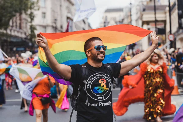 ロンドン イギリス 2022 ロンドンLgbtqプライドパレードを祝う旗とバナーを持つ人々 — ストック写真