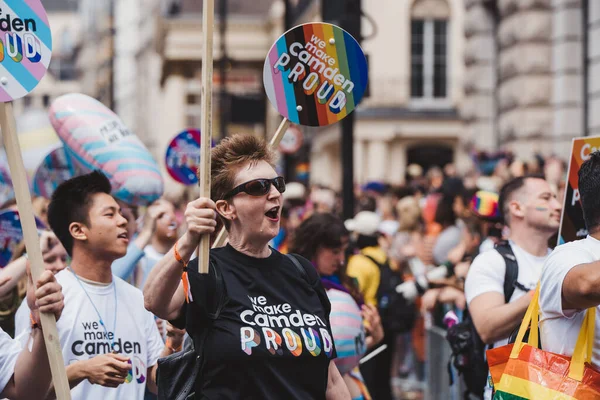 Londres Reino Unido 2022 Camden Personas Con Banderas Pancartas Celebrando —  Fotos de Stock