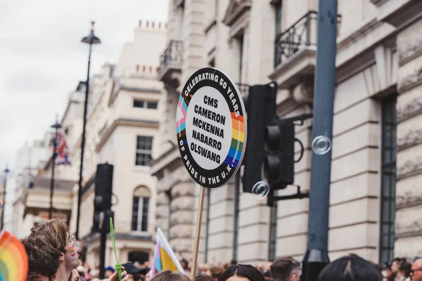 2022年7月2日 举着旗帜和横幅庆祝伦敦Lgbtq骄傲游行的人们 — 图库照片