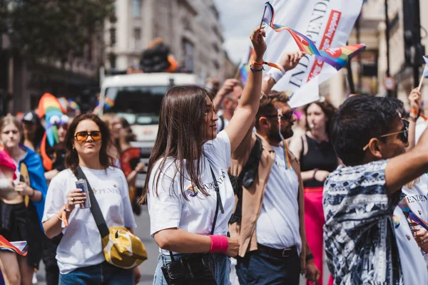 Londra / İngiltere - 02 / 07 / 2022: Londra LGBTQ Onur Yürüyüşünü kutlayan bayrakları ve sancaklarıyla bağımsız çalışanlar