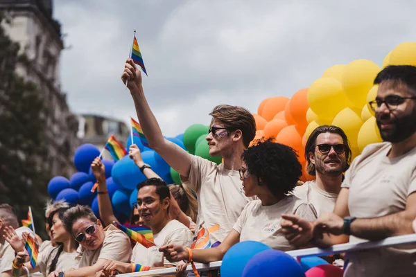 ロンドン イギリス 2022 ロンドンLgbtqプライドパレードを祝う旗とバナーを持つ人々 — ストック写真