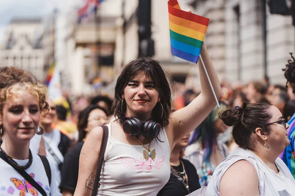 Londyn 2022 Osoby Flagami Transparentami Świętujące Londyńską Paradę Lgbtq Pride — Zdjęcie stockowe