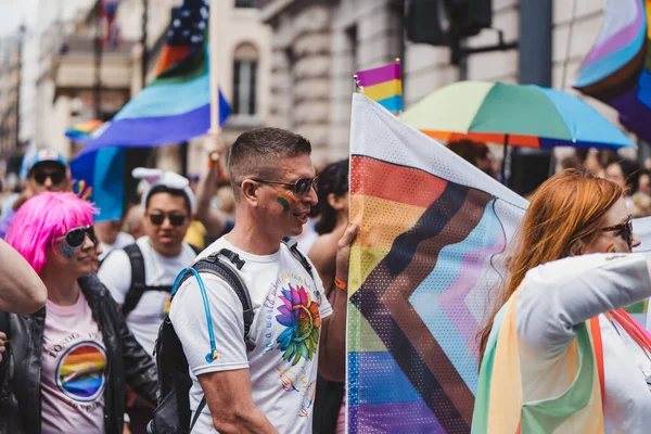 Londra / İngiltere - 02 / 07 / 2022: Londra LGBTQ Onur Yürüyüşünü kutlayan bayraklı ve pankartlı genç çocukların yer aldığı GLIFFA örgütü