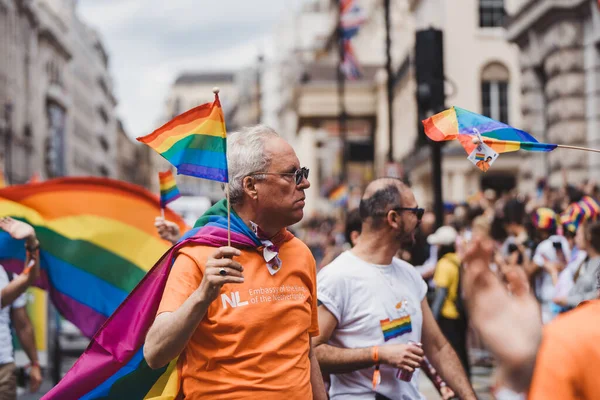 Londres Reino Unido 2022 Las Personas Con Banderas Pancartas Celebran —  Fotos de Stock