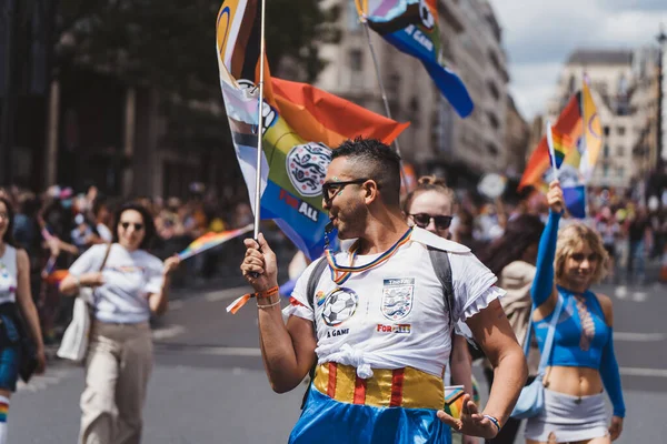 Londra / İngiltere - 02 / 07 / 2022: Londra LGBTQ Onur Yürüyüşünü kutlayan bayraklar ve pankartlarla Sadece Ye