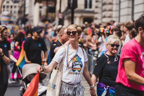 Londres Reino Unido 2022 Las Personas Con Banderas Pancartas Celebran —  Fotos de Stock