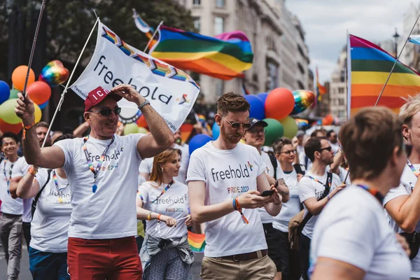 Londýn Velká Británie 2022 Lidé Vlajkami Prapory Slaví Londýn Lgbtq — Stock fotografie