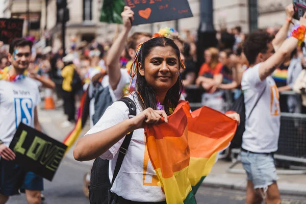 Londen 2022 Mensen Met Vlaggen Spandoeken Die Londense Lgbtq Pride — Stockfoto