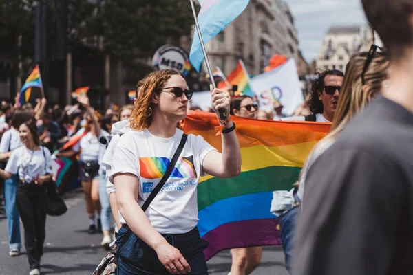Londra / İngiltere - 02 / 07 / 2022: Londra LGBTQ Onur Yürüyüşünü bayrak ve sancaklarla kutlayan AMEX