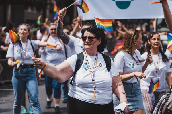 2022年7月2日 举着旗帜和横幅庆祝伦敦Lgbtq骄傲游行的人们 — 图库照片