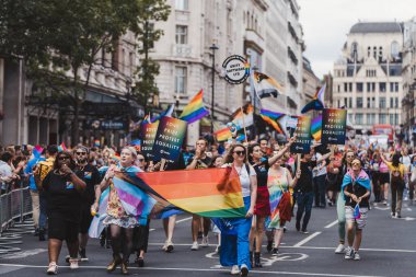 Londra / İngiltere - 02 / 07 / 2022: Londra LGBTQ Onur Yürüyüşünü kutlayan bayrakları ve sancakları olanlar