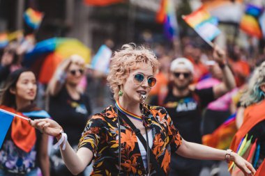 Londra / İngiltere - 02 / 07 / 2022: Londra LGBTQ Onur Yürüyüşünü kutlayan bayrakları ve sancakları olanlar