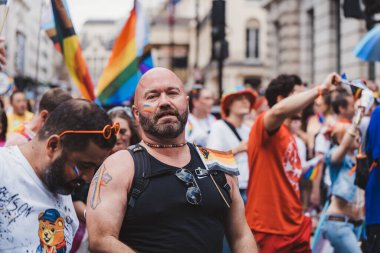 Londra / İngiltere - 02 / 07 / 2022: Londra LGBTQ Onur Yürüyüşünü kutlayan bayrakları ve sancakları olanlar