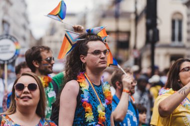Londra / İngiltere - 02 / 07 / 2022: Londra LGBTQ Onur Yürüyüşünü kutlayan bayrakları ve sancakları olanlar