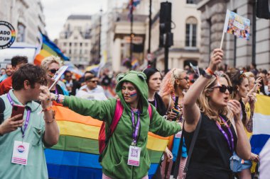 Londra / İngiltere - 02 / 07 / 2022: Londra LGBTQ Onur Yürüyüşünü kutlayan bayrakları ve sancakları olanlar
