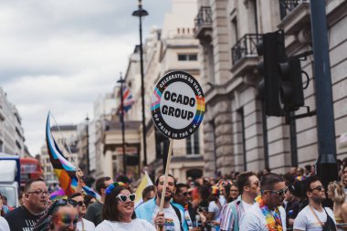 Londra / İngiltere - 02 / 07 / 2022: Londra LGBTQ Onur Yürüyüşünü kutlayan bayrakları ve sancakları olanlar