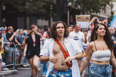 Londra / İngiltere - 02 / 07 / 2022: Londra LGBTQ Onur Yürüyüşünü kutlayan bayrakları ve sancakları olanlar