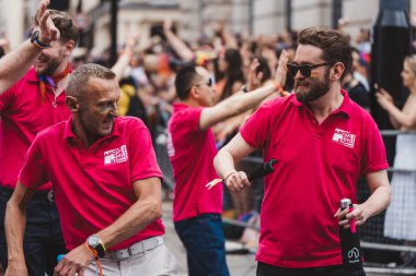 Londra / İngiltere - 02 / 07 / 2022: Londra LGBTQ Onur Yürüyüşünü kutlayan bayrakları ve sancakları olanlar