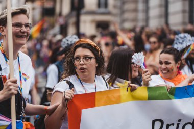 Londra / İngiltere - 02 / 07 / 2022: Londra LGBTQ Onur Yürüyüşünü kutlayan bayrakları ve sancakları olanlar