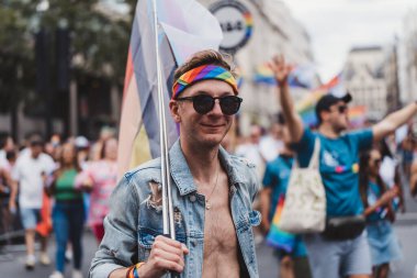 Londra / İngiltere - 02 / 07 / 2022: Londra LGBTQ Onur Yürüyüşünü kutlayan bayrakları ve sancakları olanlar