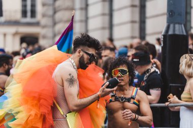 Londra / İngiltere - 02 / 07 / 2022: Londra LGBTQ Onur Yürüyüşünü kutlayan bayrakları ve sancakları olanlar