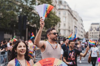 Londra / İngiltere - 02 / 07 / 2022: Londra LGBTQ Onur Yürüyüşünü kutlayan bayrakları ve sancakları olanlar