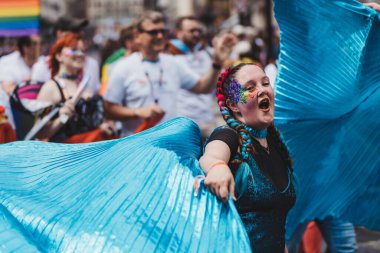 Londra / İngiltere - 02 / 07 / 2022: Londra LGBTQ Onur Yürüyüşünü kutlayan bayrakları ve sancakları olanlar