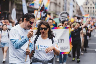 Londra / İngiltere - 02 / 07 / 2022: Londra LGBTQ Onur Yürüyüşünü kutlayan bayrakları ve sancakları olanlar