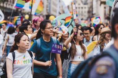 Londra / İngiltere - 02 / 07 / 2022: Londra LGBTQ Onur Yürüyüşünü kutlayan bayrakları ve sancakları olanlar