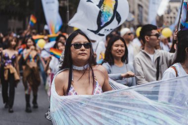 Londra / İngiltere - 02 / 07 / 2022: Londra LGBTQ Onur Yürüyüşünü kutlayan bayrakları ve sancakları olanlar