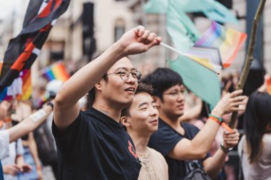 Londra / İngiltere - 02 / 07 / 2022: Londra LGBTQ Onur Yürüyüşünü kutlayan bayrakları ve sancakları olanlar