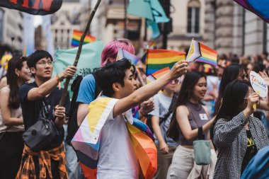 Londra / İngiltere - 02 / 07 / 2022: Londra LGBTQ Onur Yürüyüşünü kutlayan bayrakları ve sancakları olanlar