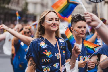 Londra / İngiltere - 02 / 07 / 2022: Londra LGBTQ Onur Yürüyüşünü kutlayan bayrakları ve sancakları olanlar